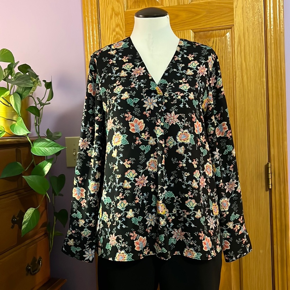 BANANA REPUBLIC 🖤 V-Neck Blouse with floral print, buttons at wrist, semi sheer
